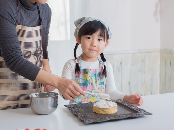 スマッシュケーキを作る女の子