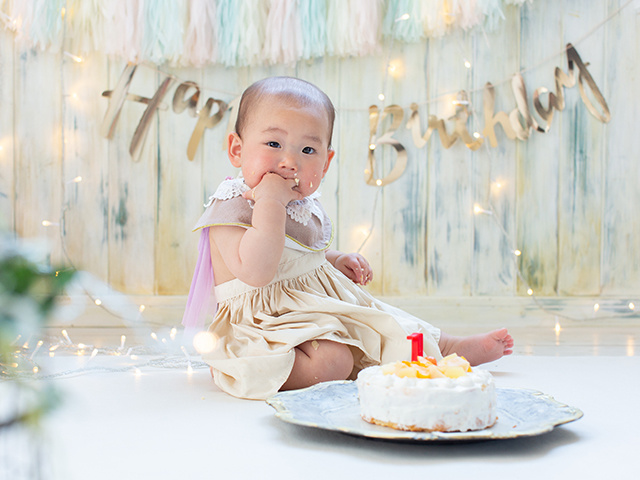 スマッシュケーキをしている赤ちゃん