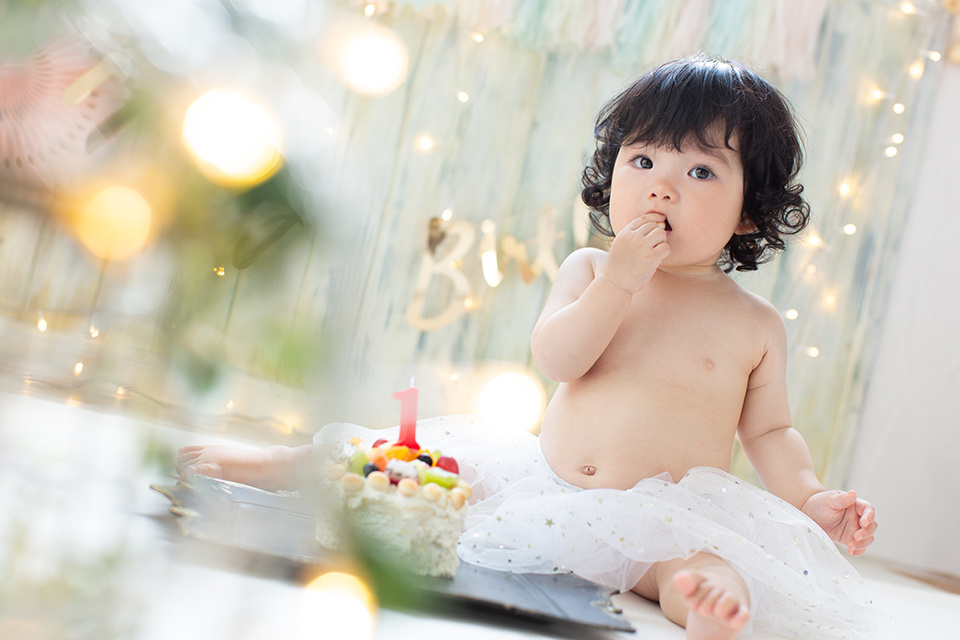 スマッシュケーキを食べる赤ちゃん
