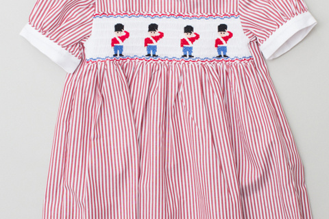 赤いワンピースの刺繍