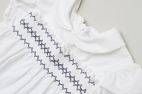 白いワンピースの刺繍