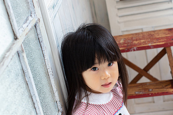 上目遣いのワンピースの女の子